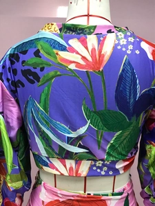Detalle de top corto morado con estampado floral tropical y diseño de leopardo