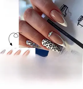 Detail von mandelförmigen Press-on-Nägeln mit Leopardenmuster, Glitzer und French Tips