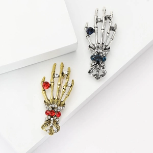 Vintage Alloy Rhinestone Skeleton Hand Brooch Punk Gothic Skeleton Bone Pin For Men Women Halloween Jewelry Accessory