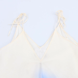 Abito sottoveste minimalista bianco crema da donna con scollo a V e sfumatura blu