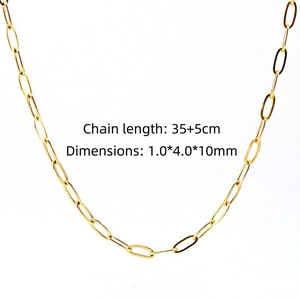 Detalle del collar de cadena de clip en acero inoxidable bañado en oro de 18K con 35+5cm
