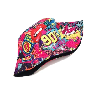 Detail eines 90er-Jahre-Fischerhuts mit bunten Retro-Lippen und Radio-Pop-Art-Mustern