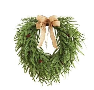 Détail d'une couronne de Noël en forme de cœur avec aiguilles de pin et nœud en toile