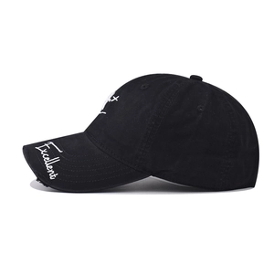 Détail de la casquette de baseball en coton noir délavé avec broderie Excellent blanche