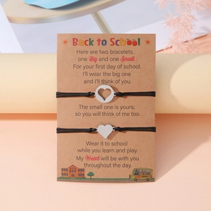 Dettaglio della cartolina Back to School con due braccialetti a cuore per madre e figlia