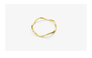 Macro detail van de gegolfde 18K vergulde titanium stalen ring met gepolijste afwerking