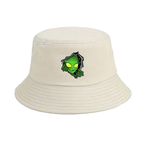 Détail de la broderie alien vert sur un chapeau bob en coton beige avec surpiqûres