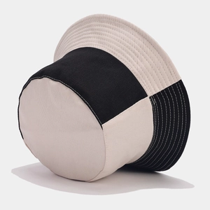 Bob contrasté en coton sergé noir et beige offrant une protection solaire chic