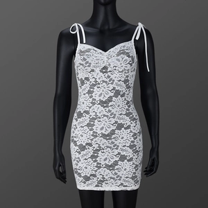 Gros plan sur la texture en dentelle florale blanche et le mesh d'une robe moulante