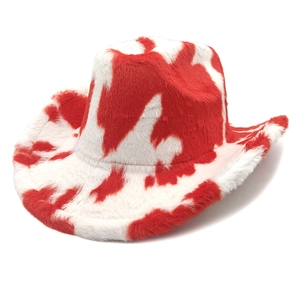 Dettaglio della consistenza pelosa con stampa mucca rossa e bianca su un cappello cowboy