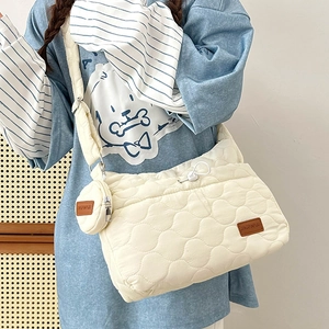 Sac bandoulière matelassé blanc cassé avec texture nuage et pochette pendentif