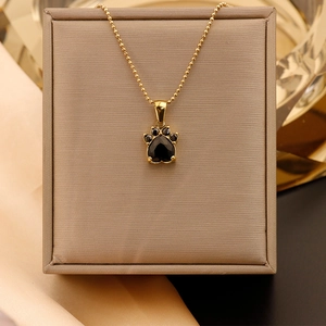 Détail du pendentif patte plaqué or 18K avec zircon cœur noir et chaîne perlée