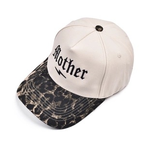 Ricamo dettagliato del testo Mother e fulmine su cappellino in tela beige
