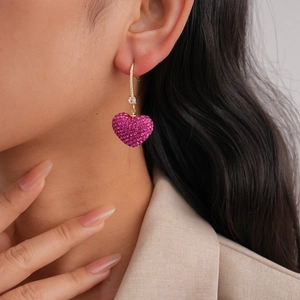 Luxuriöse Herz-Ohrhänger mit rosa Zirkonia, Goldbeschichtung und funkelnden Kristallen