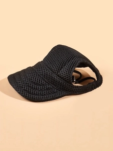 Dettaglio cappellino da baseball nero per animali con rete in nylon e cinturino regolabile