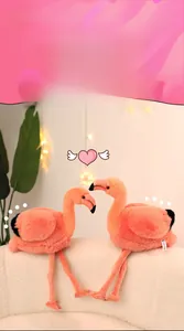 Gros plan d'un couple de peluches flamant rose avec texture douce et longues jambes fines