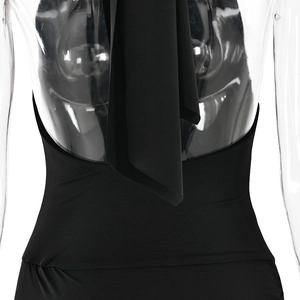 Detailansicht des Neckholder-Bindedesigns eines rückenfreien schwarzen Bodycon-Kleides