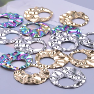 Makroaufnahme welliger Halskettenkomponenten in Gold, Silber und Holografie-Finish