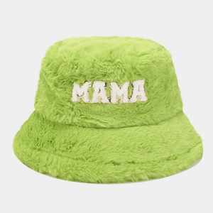 Dettaglio cappello bucket in peluche verde neon con ricamo MAMA e bordo con paillettes