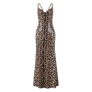 Detailansicht des Leopardenmuster-Paillettenstoffs am Abendkleid mit V-Ausschnitt