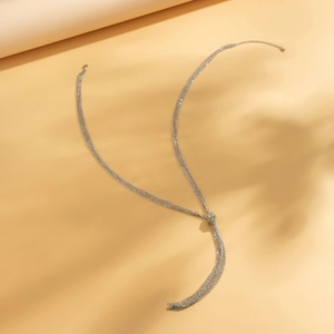 Detailansicht einer silbernen mehrlagigen Schlangenkette mit elegantem Quastenanhänger