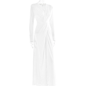 Détail de la robe blanche à manches longues avec décolleté en V et nœud à la taille sur mannequin