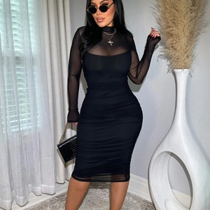 Détail d'une robe midi noire ajustée avec manches en tulle et texture de tissu plissé