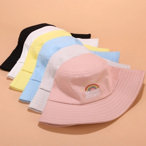 Chapeaux bobs mixtes avec broderie arc-en-ciel et texte Radiate Positivity multicolore