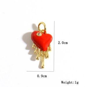 Dettaglio pendente a cuore rosso dorato con misure di 2,0 cm di altezza e 0,9 cm di larghezza