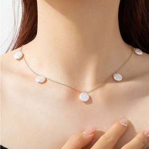 Elegante collana in argento S925 dorato con cinque ciondoli a disco in madreperla