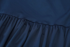 Vue détaillée du tissu en maille bleu foncé avec des fronces élégantes et texture fine