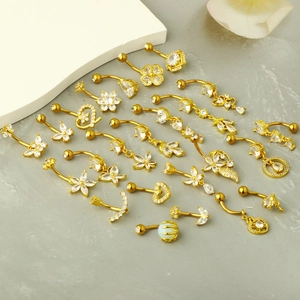 Goldene Bauchnabelpiercings mit Zirkonia in Blumen- und Schmetterlingsdesigns