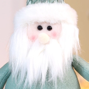 Nahaufnahme von handgefertigtem Weihnachts-Gnom aus grünem Stoff mit weichem weißem Bart