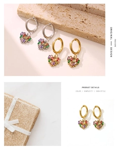 Détails de boucles d'oreilles cœur avec zircons colorés et créoles dorées