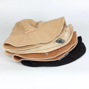 Vue détaillée de quatre chapeaux de soleil en toile de coton en beige, blanc, caramel et noir