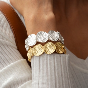 Gehämmerte Runde Geometrische Legierung Elastische Armband Texturierte Metall Retro Minimalistische Mode Schmuck Für Damen