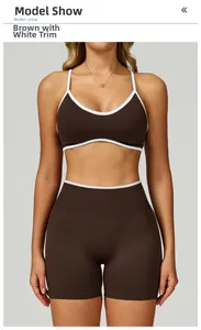 Detailaufnahme von Sport-BH und Shorts-Set in Dunkelkaffee mit weißem Kontrastrand-Design