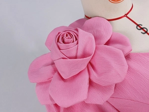 Macro di dettaglio floreale 3D in tessuto rosa con petali in chiffon testurizzati