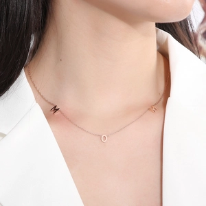Detail der roségoldenen MOM-Halskette am Hals getragen als Geschenk zum Muttertag