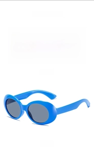 Detailansicht der ovalen blauen Kinderbrille mit dunkelgrauen Gläsern von vorn