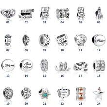 Detalle de 24 dijes de plata S925 con diseños de corazones y grabados emocionales