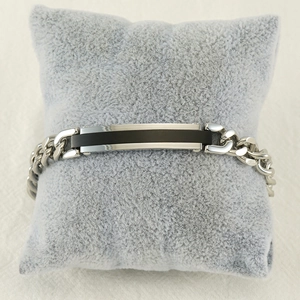 Bracelet chaîne en acier inoxydable pour homme avec barre noire sur coussin gris