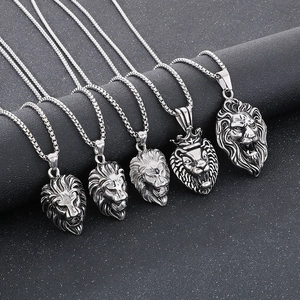 Détail de cinq pendentifs tête de lion argentés avec couronnes sur chaînes box