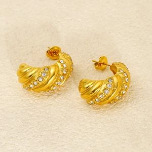 Vue détaillée de créoles croissant plaquées or avec double rangée de zircons brillants