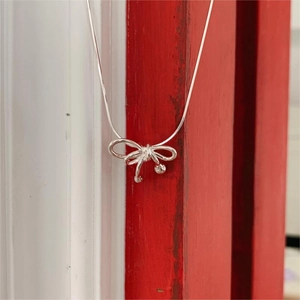 Elegant 925 sterling silver bow pendant necklace with zircons on a snake chain