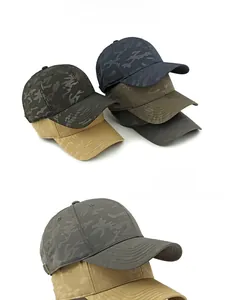 Vista de talle de gorras de béisbol de camuflaje clásicas en varios colores con visera