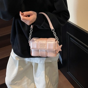 Sac à main carré rose matelassé pour femmes avec chaîne argentée et charm en étoile