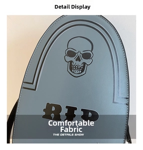 Détail du sac bandoulière en forme de pierre tombale avec inscription RIP et crâne