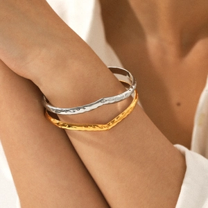 Hammered Texture Stainless Steel Cuff Bracelet Two Tone Gold Silver Double Layer Wave Open Bangle Elegant Jewelry Women
