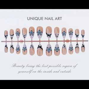 Détails de fleurs bleues 3D et points noirs sur des faux ongles style français